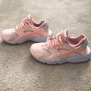 Women’s Nike Huarache Shoe Size 9.5 Peach/Pink